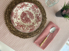 Cargar imagen en el visor de la galería, MANTEL ANTIMANCHAS VICHY ROSA