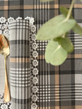 Carica l'immagine nel visualizzatore di Gallery, MANTEL ALGODÓN TARTÁN GRIS