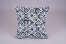 Load image into Gallery viewer, FUNDA DE COJÍN MOSAICO AZUL