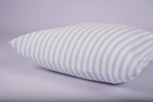 Charger l'image dans la galerie, FUNDA DE COJÍN RAYAS AZULES